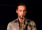 20210914-IMG 1133  Vincent Vella (Voix), Romain Roussoulière (Guitare), Loic Gayot (Saxophone ténor), Amine Ouazzani (Batterie), Max Darmon (Basse), Florian Robin (Claviers), Jérôme Cornelis (Saxophone alto) : PARIS, PARIS-NEW MORNING, SAME PLAYER SHOOT AGAIN
