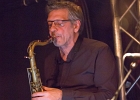 20220323-IMG 4830  Fred Chapellier (chant, guitare), Guillaume Destarac (batterie), Christophe Garreau (basse), Patrick Baldran (guitare), Jérémie Tepper (guitare) + Michel Gaucher (saxophone),  Eric Mula (trompette) , Pierre D&#39;angelo (sax) : FRED CHAPELLIER, PARIS-NEW MORNING