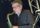 20220323-IMG 4833  Fred Chapellier (chant, guitare), Guillaume Destarac (batterie), Christophe Garreau (basse), Patrick Baldran (guitare), Jérémie Tepper (guitare) + Michel Gaucher (saxophone),  Eric Mula (trompette) , Pierre D&#39;angelo (sax) : FRED CHAPELLIER, PARIS-NEW MORNING