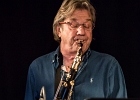 20220323-IMG 4836  Fred Chapellier (chant, guitare), Guillaume Destarac (batterie), Christophe Garreau (basse), Patrick Baldran (guitare), Jérémie Tepper (guitare) + Michel Gaucher (saxophone),  Eric Mula (trompette) , Pierre D&#39;angelo (sax) : FRED CHAPELLIER, PARIS-NEW MORNING