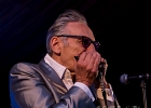 20220827-IMG 7487  Rick Estrin &#38; The Nightcats : Rick Estrin (chant, harmonica), Kid Andersen (guitare), Lorenzo Farrell (piano, orgue), Derrick « DMar » Martin (batterie) : DERRICK MARTIN, KID ANDERSEN, LORENZO FARRELL, NANTES, NANTES-RENDEZ VOUS DE L ERDRE, RICK ESTRIN