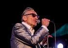 20220827-IMG 7499  Rick Estrin &#38; The Nightcats : Rick Estrin (chant, harmonica), Kid Andersen (guitare), Lorenzo Farrell (piano, orgue), Derrick « DMar » Martin (batterie) : DERRICK MARTIN, KID ANDERSEN, LORENZO FARRELL, NANTES, NANTES-RENDEZ VOUS DE L ERDRE, RICK ESTRIN