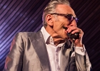 20220827-IMG 7515  Rick Estrin &#38; The Nightcats : Rick Estrin (chant, harmonica), Kid Andersen (guitare), Lorenzo Farrell (piano, orgue), Derrick « DMar » Martin (batterie) : DERRICK MARTIN, KID ANDERSEN, LORENZO FARRELL, NANTES, NANTES-RENDEZ VOUS DE L ERDRE, RICK ESTRIN