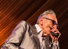 20220827-IMG 7520  Rick Estrin &#38; The Nightcats : Rick Estrin (chant, harmonica), Kid Andersen (guitare), Lorenzo Farrell (piano, orgue), Derrick « DMar » Martin (batterie) : DERRICK MARTIN, KID ANDERSEN, LORENZO FARRELL, NANTES, NANTES-RENDEZ VOUS DE L ERDRE, RICK ESTRIN
