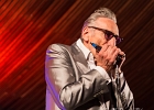 20220827-IMG 7568  Rick Estrin &#38; The Nightcats : Rick Estrin (chant, harmonica), Kid Andersen (guitare), Lorenzo Farrell (piano, orgue), Derrick « DMar » Martin (batterie) : DERRICK MARTIN, KID ANDERSEN, LORENZO FARRELL, NANTES, NANTES-RENDEZ VOUS DE L ERDRE, RICK ESTRIN