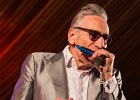 20220827-IMG 7574  Rick Estrin &#38; The Nightcats : Rick Estrin (chant, harmonica), Kid Andersen (guitare), Lorenzo Farrell (piano, orgue), Derrick « DMar » Martin (batterie) : DERRICK MARTIN, KID ANDERSEN, LORENZO FARRELL, NANTES, NANTES-RENDEZ VOUS DE L ERDRE, RICK ESTRIN