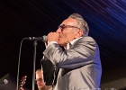 20220827-IMG 7578  Rick Estrin &#38; The Nightcats : Rick Estrin (chant, harmonica), Kid Andersen (guitare), Lorenzo Farrell (piano, orgue), Derrick « DMar » Martin (batterie) : DERRICK MARTIN, KID ANDERSEN, LORENZO FARRELL, NANTES, NANTES-RENDEZ VOUS DE L ERDRE, RICK ESTRIN