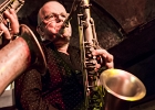 20230511-222619IMG 2405  Nirek Mokar (piano, chant), Stan Noubard Pacha (guitare), Claude Braud (saxophone), Guillaume Nouaux (batterie), Nicolas Dubouchet (contrebasse) avec Sax Gordon (saxophone) : NIREK MOKAR, PARIS-CAVEAU DE LA HUCHETTE