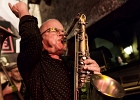 20230511-222708IMG 2407  Nirek Mokar (piano, chant), Stan Noubard Pacha (guitare), Claude Braud (saxophone), Guillaume Nouaux (batterie), Nicolas Dubouchet (contrebasse) avec Sax Gordon (saxophone) : NIREK MOKAR, PARIS-CAVEAU DE LA HUCHETTE