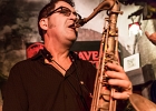20230511-222715IMG 2408  Nirek Mokar (piano, chant), Stan Noubard Pacha (guitare), Claude Braud (saxophone), Guillaume Nouaux (batterie), Nicolas Dubouchet (contrebasse) avec Sax Gordon (saxophone) : NIREK MOKAR, PARIS-CAVEAU DE LA HUCHETTE