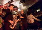 20230511-230637IMG 2421  Nirek Mokar (piano, chant), Stan Noubard Pacha (guitare), Claude Braud (saxophone), Guillaume Nouaux (batterie), Nicolas Dubouchet (contrebasse) avec Sax Gordon (saxophone) : NIREK MOKAR, PARIS-CAVEAU DE LA HUCHETTE