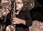 20230511-231411IMG 2429  Nirek Mokar (piano, chant), Stan Noubard Pacha (guitare), Claude Braud (saxophone), Guillaume Nouaux (batterie), Nicolas Dubouchet (contrebasse) avec Sax Gordon (saxophone) : NIREK MOKAR, PARIS-CAVEAU DE LA HUCHETTE