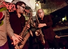 20230511-231522IMG 2432  Nirek Mokar (piano, chant), Stan Noubard Pacha (guitare), Claude Braud (saxophone), Guillaume Nouaux (batterie), Nicolas Dubouchet (contrebasse) avec Sax Gordon (saxophone) : NIREK MOKAR, PARIS-CAVEAU DE LA HUCHETTE