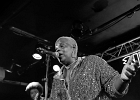 20241203-220944-IMG 7025  Stephen Hull (chant, guitare), Sheryl Youngblood (chant, batterie), Dave Herrero (chant, guitare), Johnny Iguana (claviers), Victor Reed (batterie), Chano Cruz (basse) : CHANO CRUZ, CHICAGO BLUES FESTIVAL, CHICAGO BLUES FESTIVAL 2024, DAVE HERRERO, JOHNNY IGUANA, PARIS 10eme, PARIS-NEW MORNING, SHERYL YOUNGBLOOD, STEPHEN HULL, VICTOR REED