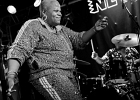 20241203-221324-IMG 7030  Stephen Hull (chant, guitare), Sheryl Youngblood (chant, batterie), Dave Herrero (chant, guitare), Johnny Iguana (claviers), Victor Reed (batterie), Chano Cruz (basse) : CHANO CRUZ, CHICAGO BLUES FESTIVAL, CHICAGO BLUES FESTIVAL 2024, DAVE HERRERO, JOHNNY IGUANA, PARIS 10eme, PARIS-NEW MORNING, SHERYL YOUNGBLOOD, STEPHEN HULL, VICTOR REED