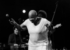 20241214-211528-IMG 8350  Stephen Hull (chant, guitare), Sheryl Youngblood (chant, batterie), Dave Herrero (chant, guitare), Johnny Iguana (claviers), Victor Reed (batterie), Chano Cruz (basse) : CHICAGO BLUES FESTIVAL, DAVE HERRERO, SEINE SAINT DENIS-TREMBLAY EN FRANCE, SHERYL YOUNGBLOOD, STEPHEN HULL