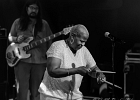 20241214-223204-IMG 8420  Stephen Hull (chant, guitare), Sheryl Youngblood (chant, batterie), Dave Herrero (chant, guitare), Johnny Iguana (claviers), Victor Reed (batterie), Chano Cruz (basse) : CHICAGO BLUES FESTIVAL, DAVE HERRERO, SEINE SAINT DENIS-TREMBLAY EN FRANCE, SHERYL YOUNGBLOOD, STEPHEN HULL