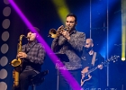 20250426-214801-IMG 8987  Eli «paperboy» Reed  (chant), Noah Rubin (batterie), Juan Carlos Fidalgo , Ernesto Millan (saxophone), Ivan Del Castillo (trompette) , Juan Carlos Ontoria (claviers) : BEAUTIFUL SWAMP BLUES FESTIVAL, ELI PAPERBOY REED, ELI REED, HAUTS DE FRANCE-PAS DE CALAIS-CALAIS