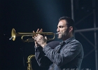 20250426-215103-IMG 8994  Eli «paperboy» Reed  (chant), Noah Rubin (batterie), Juan Carlos Fidalgo , Ernesto Millan (saxophone), Ivan Del Castillo (trompette) , Juan Carlos Ontoria (claviers) : BEAUTIFUL SWAMP BLUES FESTIVAL, ELI PAPERBOY REED, ELI REED, HAUTS DE FRANCE-PAS DE CALAIS-CALAIS