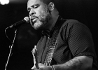 20251108-212906-IMG 0328  Kirk Fletcher (chant, guitare),  Levent Özdemir (batterie),  Erkan Özdemir (basse), Till-Sahm (claviers) : ERKAN OZDEMIR, KIRK FLETCHER, LEVENT OZDEMIR, SEINE SAINT DENIS-TREMBLAY EN FRANCE, TILL SAHM