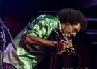 20251202-211406-IMG 0589  Selwyn Birchwood (guitare, chant), Reggie Oliver (saxophone baryton), Donald Wright (basse), Eric Cannavaro (claviers), Henley Connor III (batterie), Carly Harvey (chant) : CARLY HARVEY, CHICAGO BLUES FESTIVAL, CHICAGO BLUES FESTIVAL 2025, DONALD HUFF WRIGHT, HENLEY CONNOR, JOHN HETHERINGTON, PARIS-NEW MORNING, REGI OLIVIER, SELWYN BIRCHWOOD