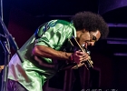 20251202-211406-IMG 0590  Selwyn Birchwood (guitare, chant), Reggie Oliver (saxophone baryton), Donald Wright (basse), Eric Cannavaro (claviers), Henley Connor III (batterie), Carly Harvey (chant) : CARLY HARVEY, CHICAGO BLUES FESTIVAL, CHICAGO BLUES FESTIVAL 2025, DONALD HUFF WRIGHT, HENLEY CONNOR, JOHN HETHERINGTON, PARIS-NEW MORNING, REGI OLIVIER, SELWYN BIRCHWOOD