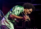 20251202-211412-IMG 0592  Selwyn Birchwood (guitare, chant), Reggie Oliver (saxophone baryton), Donald Wright (basse), Eric Cannavaro (claviers), Henley Connor III (batterie), Carly Harvey (chant) : CARLY HARVEY, CHICAGO BLUES FESTIVAL, CHICAGO BLUES FESTIVAL 2025, DONALD HUFF WRIGHT, HENLEY CONNOR, JOHN HETHERINGTON, PARIS-NEW MORNING, REGI OLIVIER, SELWYN BIRCHWOOD