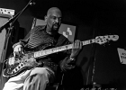 20251202-220900-IMG 0643  Selwyn Birchwood (guitare, chant), Reggie Oliver (saxophone baryton), Donald Wright (basse), Eric Cannavaro (claviers), Henley Connor III (batterie), Carly Harvey (chant) : CARLY HARVEY, CHICAGO BLUES FESTIVAL, CHICAGO BLUES FESTIVAL 2025, DONALD HUFF WRIGHT, HENLEY CONNOR, JOHN HETHERINGTON, PARIS-NEW MORNING, REGI OLIVIER, SELWYN BIRCHWOOD