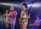 20251213-204607-IMG 0918  Selwyn Birchwood (guitare, chant), Reggie Oliver (saxophone baryton), Donald Wright (basse), Eric Cannavaro (claviers), Henley Connor III (batterie), Carly Harvey (chant) : CARLY HARVEY, CHICAGO BLUES FESTIVAL 2025, DONALD HUFF WRIGHT, ERIC CANNAVARO, HENLEY CONNOR, REGI OLIVER, SEINE SAINT DENIS-TREMBLAY EN FRANCE, SELWYN BIRCHWOOD