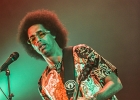 20251213-211644-IMG 0963  Selwyn Birchwood (guitare, chant), Reggie Oliver (saxophone baryton), Donald Wright (basse), Eric Cannavaro (claviers), Henley Connor III (batterie), Carly Harvey (chant) : CARLY HARVEY, CHICAGO BLUES FESTIVAL 2025, DONALD HUFF WRIGHT, ERIC CANNAVARO, HENLEY CONNOR, REGI OLIVER, SEINE SAINT DENIS-TREMBLAY EN FRANCE, SELWYN BIRCHWOOD