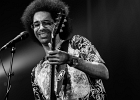 20251213-212222-IMG 0968  Selwyn Birchwood (guitare, chant), Reggie Oliver (saxophone baryton), Donald Wright (basse), Eric Cannavaro (claviers), Henley Connor III (batterie), Carly Harvey (chant) : CARLY HARVEY, CHICAGO BLUES FESTIVAL 2025, DONALD HUFF WRIGHT, ERIC CANNAVARO, HENLEY CONNOR, REGI OLIVER, SEINE SAINT DENIS-TREMBLAY EN FRANCE, SELWYN BIRCHWOOD