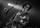 20251213-213551-IMG 1000  Selwyn Birchwood (guitare, chant), Reggie Oliver (saxophone baryton), Donald Wright (basse), Eric Cannavaro (claviers), Henley Connor III (batterie), Carly Harvey (chant) : CARLY HARVEY, CHICAGO BLUES FESTIVAL 2025, DONALD HUFF WRIGHT, ERIC CANNAVARO, HENLEY CONNOR, REGI OLIVER, SEINE SAINT DENIS-TREMBLAY EN FRANCE, SELWYN BIRCHWOOD