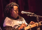 20260317-211437-IMG 0094  Shakura S&#39;Aida (chant), Nicole &#34;Nikki D&#34; Brown (guitare Lap steel),  Roger Williams (basse),  Kunle (guitare),  Worrell McFarlane (batterie) : KUNE, NICOLE BROWN, PARIS 10eme, PARIS-NEW MORNING, ROGER WILLIAMS, SHAKURA S’AIDA, WORRELL MC FARLANE