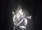 20211116-IMG 2792  Banksy - Les amoureux du portable -  Bristol - Royaume Uni - 2014 - The Word of Banksy -  Paris 9eme - France - le 16/11/2021 : PARIS, STREET ART, STREET ART-BANKSY